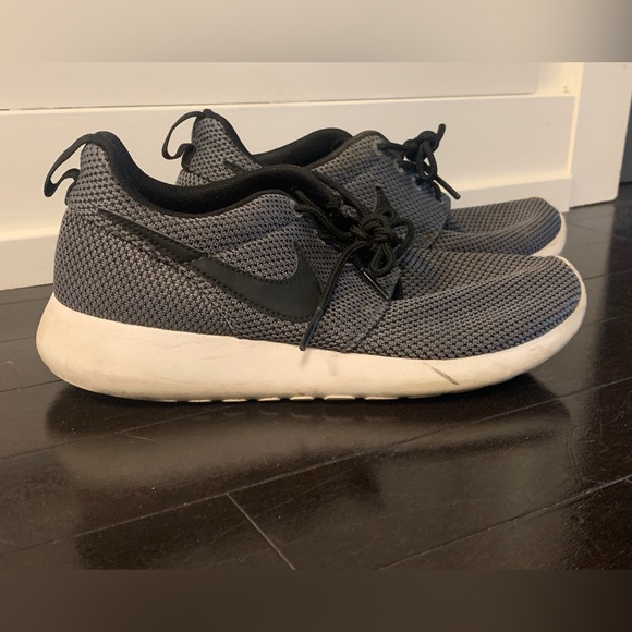 Nike Flyknit Roshe - Picture 1 of 5